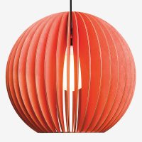 Holz-Lampen-aus-Berlin-AION-XL-rot-Textilkabel-schwarz