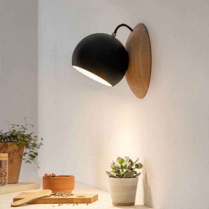 ORBIT-wooden-wall-lamp-made-of-oak-black-shining-magnetic